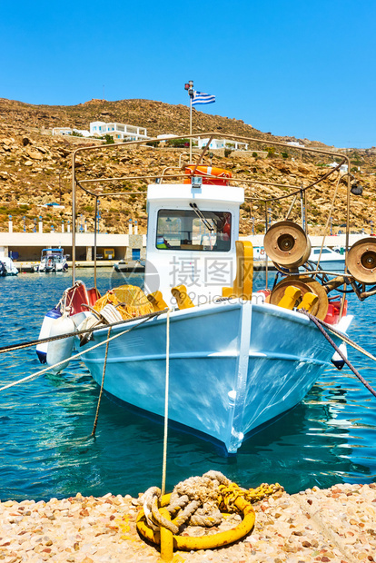 希腊圣托里尼Thira港旧渔船图片
