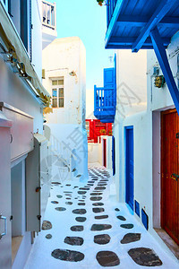 希腊MykonosChora镇有白色小房子的狭街道图片