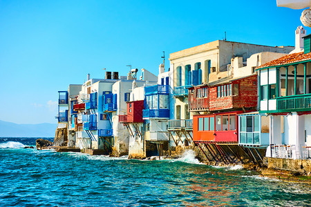 希腊CycladesMykonos岛小威尼斯的房屋全景图片