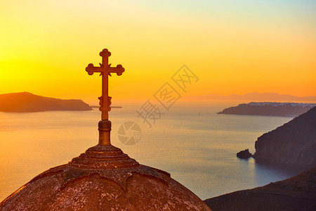 希腊圣托里尼岛日落时Thira镇希腊正统教堂圆顶交叉希腊圣托里尼岛图片