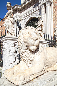 意大利威尼斯VenetianArsenal入口前的Marble狮子图片