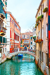意大利威尼斯的狭小运河和桥图片