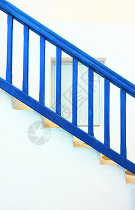 传统楼梯在Greeece的Myconos岛有蓝色护栏图片