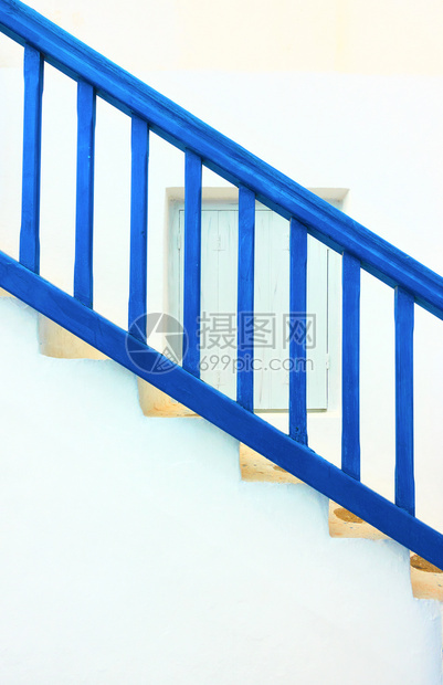 传统楼梯在Greeece的Myconos岛有蓝色护栏图片