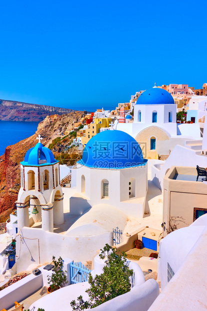 希腊圣托里尼岛奥亚的希腊教堂带有蓝色圆丘图片