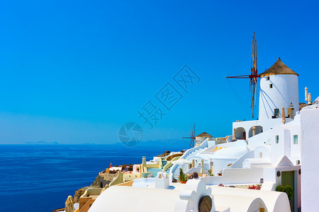 希腊圣托里尼岛有传统白色小房子和风车的Oia村图片