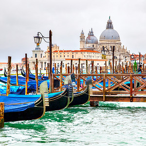 位于意大利威尼斯背景的Gondolas和SantaMariadellaSalute教堂意大利威尼斯图片