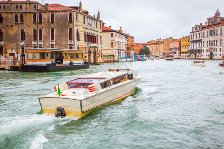 意大利威尼斯运河水上出租车图片
