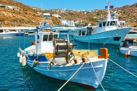 希腊米科诺斯港旧渔船图片