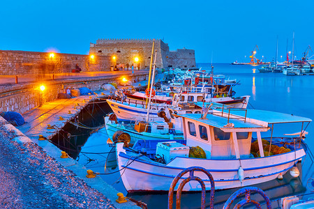 希拉克利翁港与旧渔船在希腊奇光克里特图片