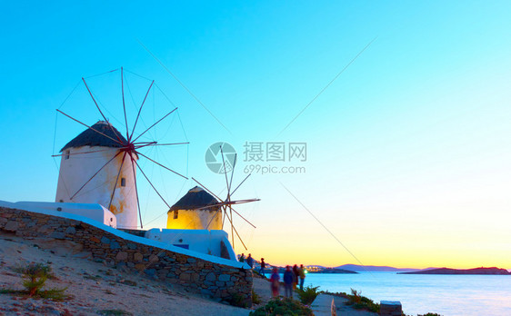 希腊Cyclades日落时在爱琴海岸的米科诺斯岛的古老传统风壳图片