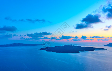 日落时海和岛屿的美景日落风图片