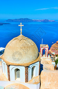 希腊圣托里尼Thira镇和爱琴海Thira镇古希腊老教堂的多米图片