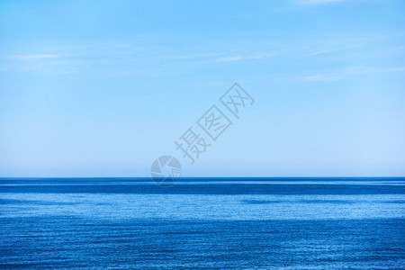 可将海和浅蓝天空用作背景材料图片
