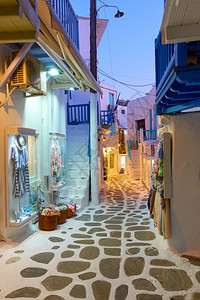 希腊Mykonos镇晚上狭小街道图片