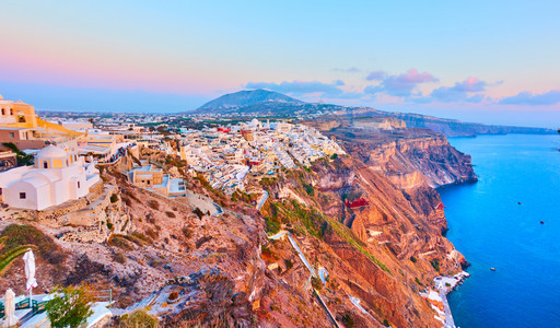 圣托里尼岛和Thira镇濒临悬崖边缘希腊图片