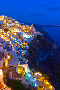 希腊圣托里尼岛夜间的白化Tira镇图片