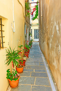 希腊克里特雷瑟姆诺镇有花盆的小街边图片