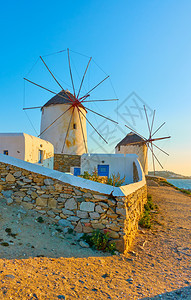 希腊米科诺斯岛日落时的旧风车图片