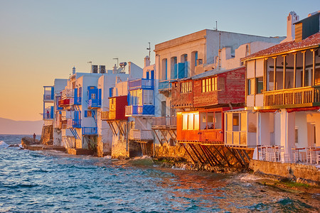希腊岛日落时的小威尼斯美景图片