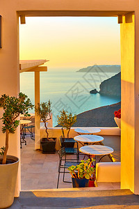 希腊圣托里尼岛海滨的开放之门图片