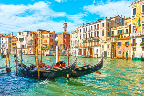 威尼斯大运河的景象意大利白天有固定的贡多拉斯图片