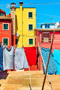 意大利威尼斯Burano的多彩房屋和服装图片