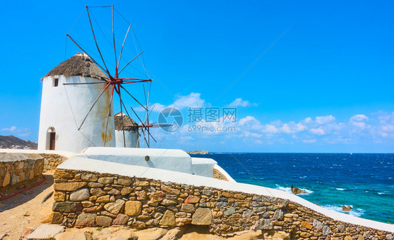 希腊米科诺斯岛海岸上的旧风车图片
