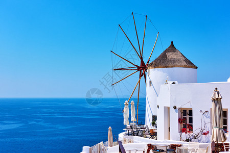 希腊圣托里尼附近海洋的旧白色风车图片