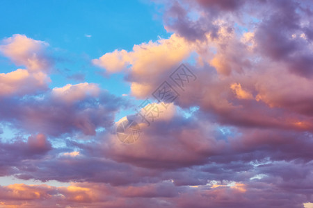 夜天空有粉色云可作为背景图片