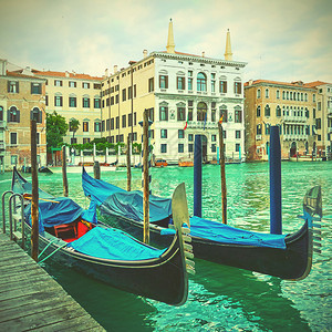 在意大利威尼斯运河上的Gondolas图片