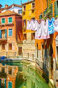 意大利威尼斯经运河建造的丰富多彩老房子图片