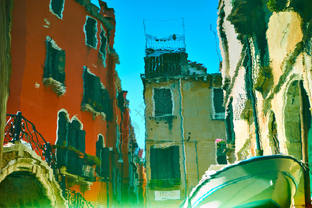 水镜中的威尼斯人的住房桥梁和船只反映运河rrsquuo水图片