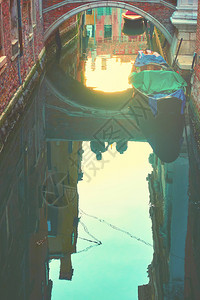 威尼斯镜房屋日落天空和小桥在威尼斯运河水中反射图片