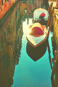凌晨在威尼斯看到小型渡轮停泊在船只上的威尼斯运河图片