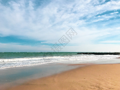 清空海滩和波浪的全景保加利亚波莫里图片