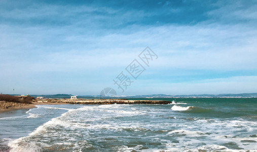 清空海滩和波浪的全景保加利亚波莫里图片