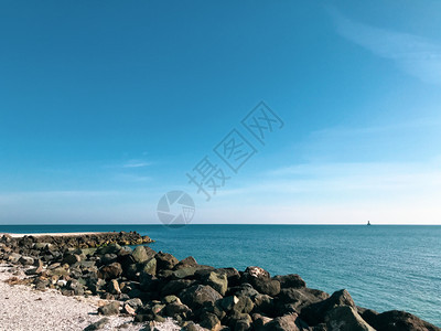 保加利亚波莫里Pomorie的海对蓝天空景象图片