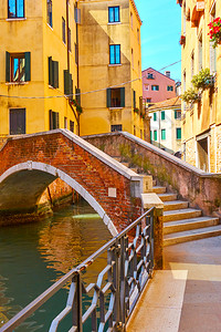 意大利威尼斯运河上空旧小拱桥的威尼斯风景图片