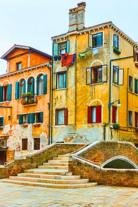 意大利威尼斯运河上的旧建筑和小桥图片