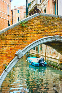 意大利威尼斯运河上空的旧小拱桥图片