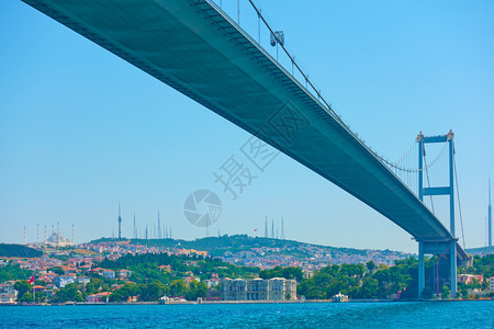 土耳其伊斯坦布尔Bosporus海峡上空FatihSultanMehmet桥的视角图片
