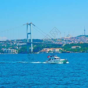 Bosphorus大桥7月15日烈士大桥和土耳其伊斯坦布尔的机动艇图片