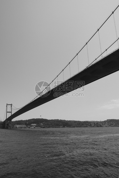 FatihSultanMehmet桥在土耳其伊斯坦布尔Bosporus海峡上空的FatihMehmet桥的视角图片