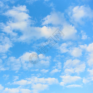 带白云的浅蓝天空可用作背景图片