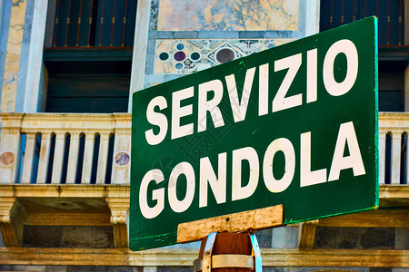 意大利威尼斯的一根柱子上Gondola服务标志图片