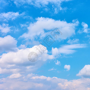 白云层的浅蓝天空可用作背景图片