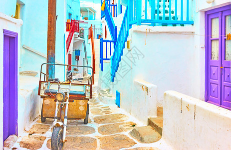 希腊Mykonos镇狭窄街道图片