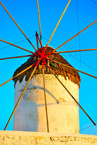 希腊米科诺斯岛日落时旧风车关闭图片
