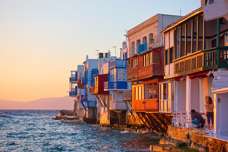 与Mykonos镇和小威尼斯区在日落时希腊Cyclades图片